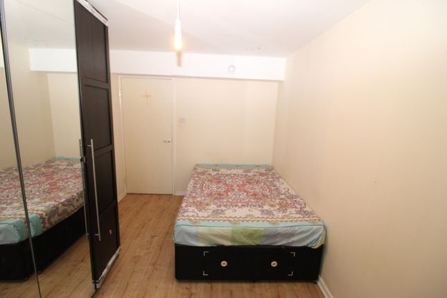 49 Midsummer Avenue, London photo 4