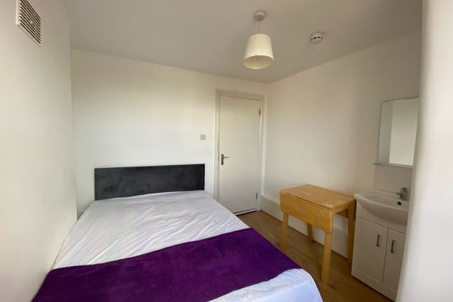 Room to rent in Whitechapel Road, London