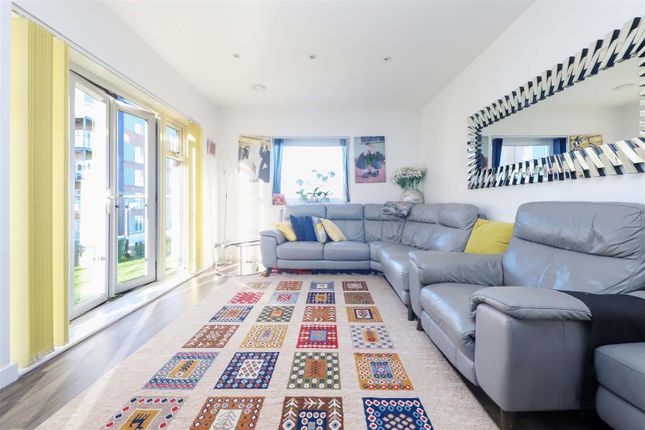 Flat for sale in Clovelly Court, 10 Wintergreen Boulevard, West Drayton