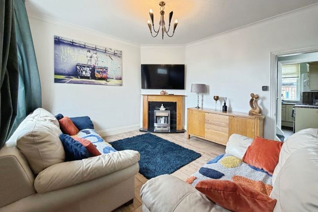 118, Wharncliffe Drive, Bradford photo 3