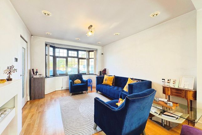 35 Northolme Gardens, Edgware photo 2
