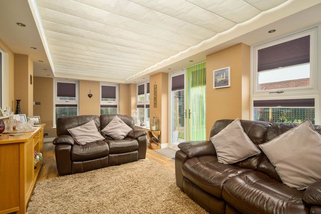 8 Adwalton Green, Drighlington photo 4