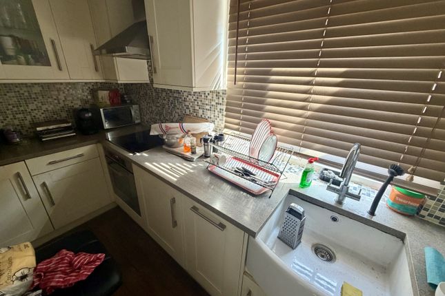 28 Radbourne Avenue, Ealing photo 3