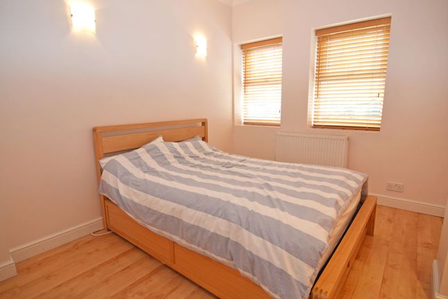 Flat C, 160, Stanley Road, Middlesex photo 4
