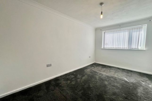 25, LEEDS photo 5