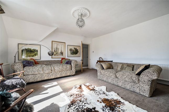 Flat 3 Lyndhurst, 27, Woodlands Road, Surrey photo 4