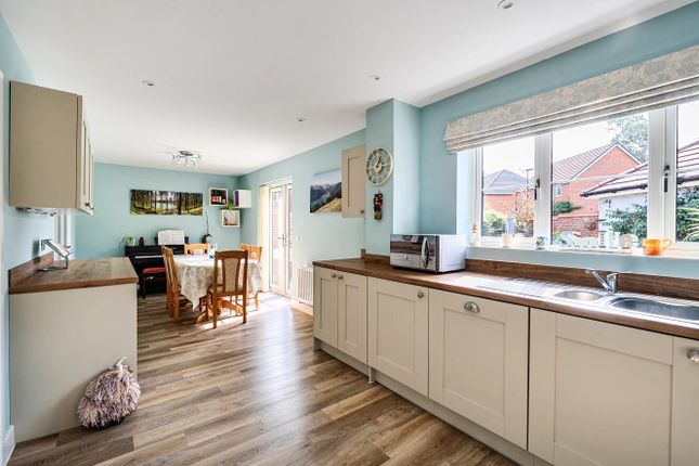 4, St. Swithun Wells Way, Eastleigh photo 4