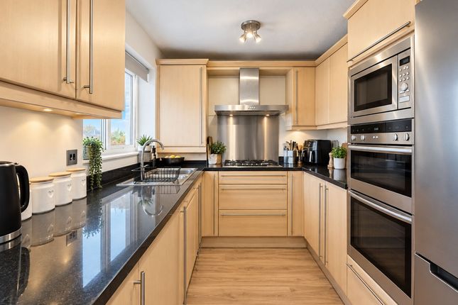 2 Laneshaw Close, Darwen photo 3
