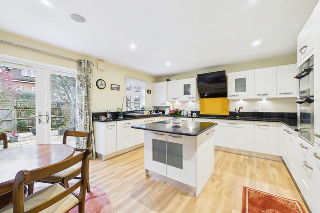 4, Black Horse Way, Horsham photo 2