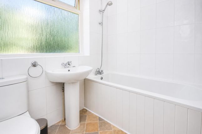The Flat @ Peregrine House, Guildford Road, Leatherhead photo 5