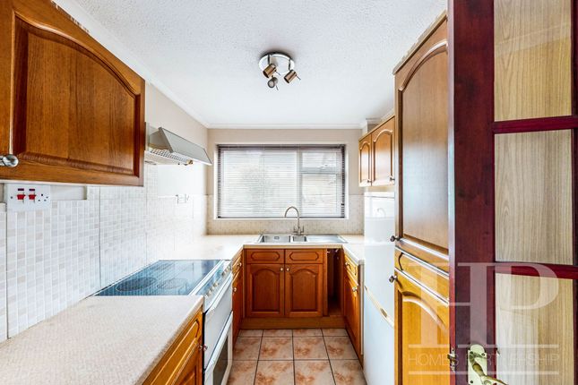 3 Wadham Close, Crawley photo 2