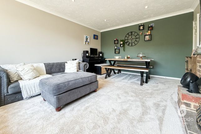 14 Melrose Gardens, Arborfield Cross, Berkshire photo 3