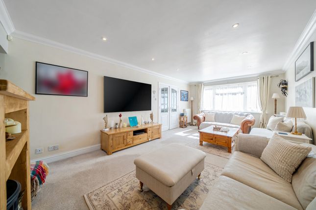 9, Fox Close, Weybridge photo 4
