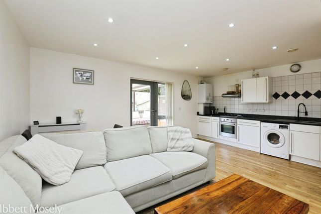 40, The Beckers, Crawley photo 4