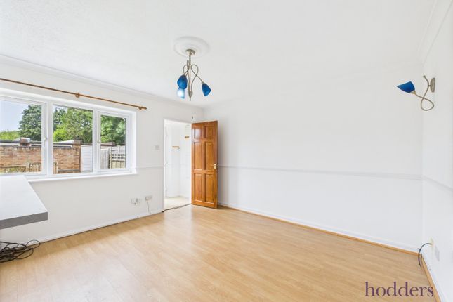 Pippins Court, Surrey photo 4