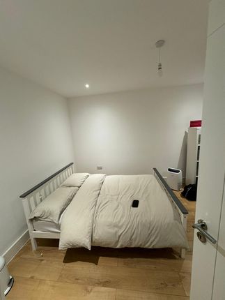 Room to rent in Cranbrook Road, Ilford