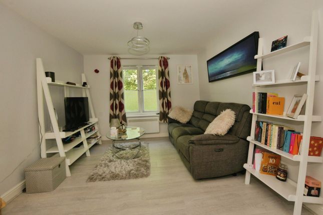 28, Grenadier Way, Kent photo 4