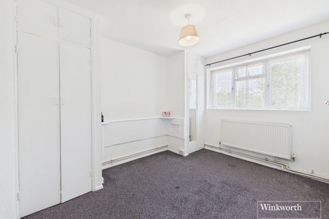 47, Robin Grove, Middlesex photo 4