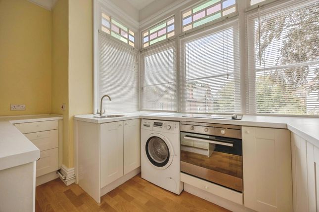 Flat 4, 14, Campden Road, Surrey photo 3