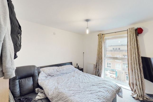 Flat for sale in Mansfield Court, Sumner Rd, London