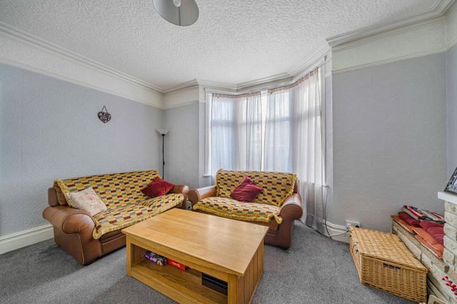 39, The Brent, Dartford photo 3