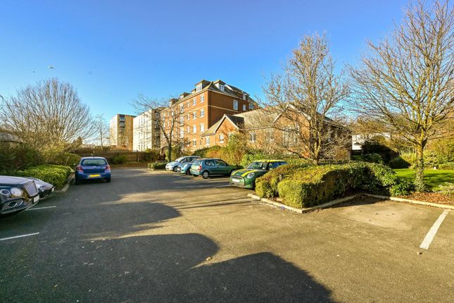 Flat for sale in Golden Court, Hounslow, Isleworth