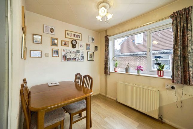 35, Banksfield Avenue, Leeds photo 4