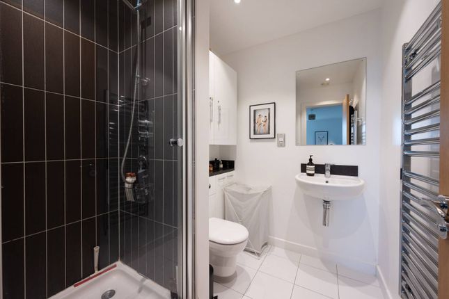 Flat for sale in Mapleton Road, Wandsworth, London
