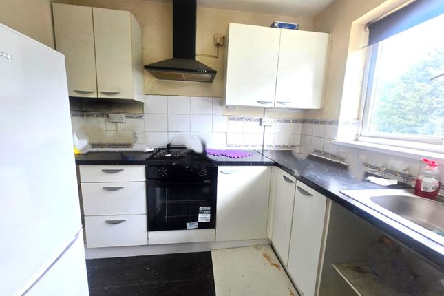 65, Oak Way, Feltham photo 4