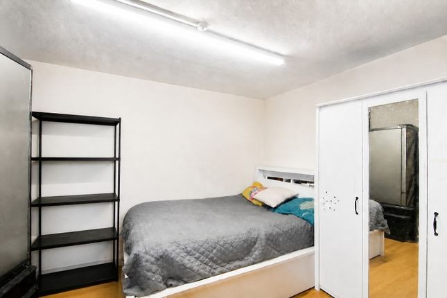 72 Scarle Road, Wembley photo 4