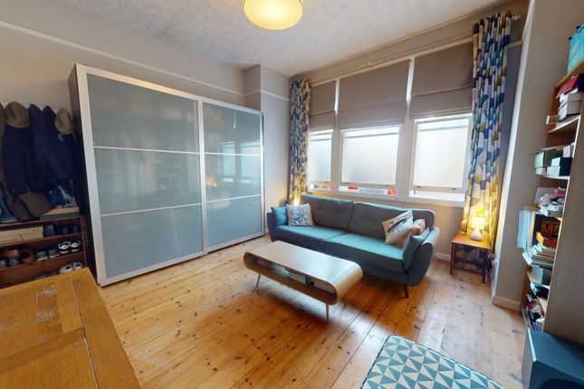 Flat for sale in Silverdale, London