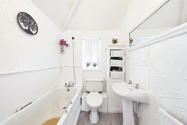 8, Laurel Close, Dartford photo 4