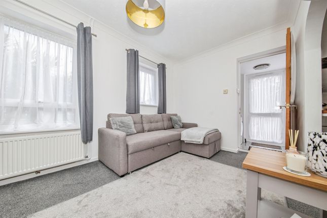2a, Stonham Avenue, Clacton-On-Sea photo 3