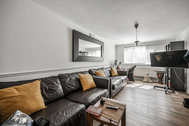 Coldham Court, Wood Green photo 4