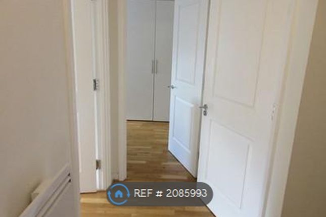 Flat, Lawrie House Durnsford Road, London photo 3