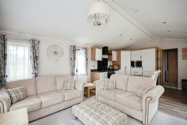 Mobile/park home for sale in The Brambles, Godshill, Fordingbridge