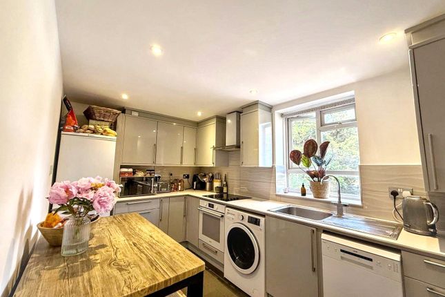 40, Esher Gardens, Southfields photo 4