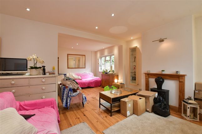 Thorntons Farm Avenue, Romford photo 4