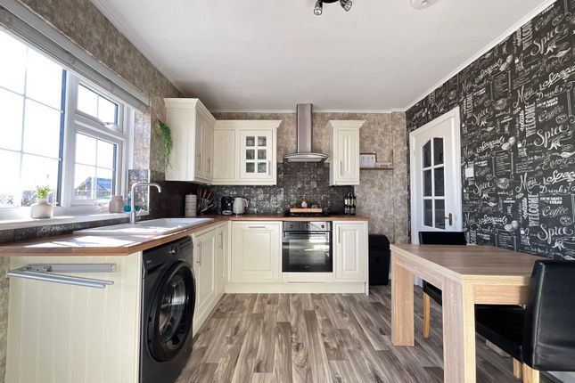 11 Greencroft Gardens, Scarborough photo 3