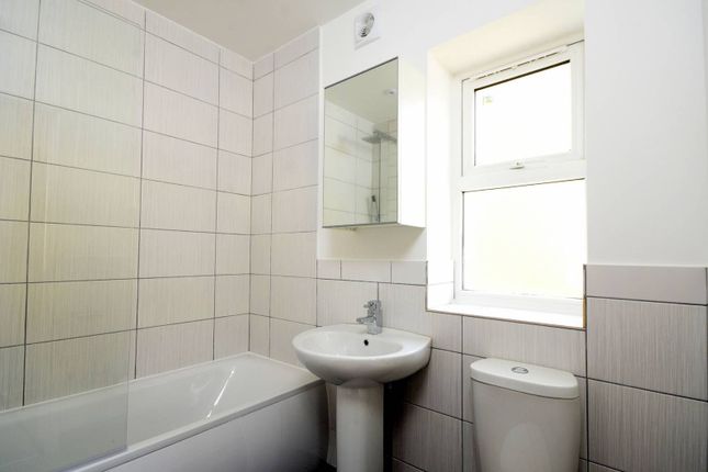 Thumbnail Flat to rent in Dunton Road, Bermondsey, London