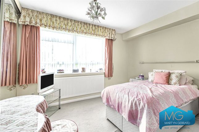 Flat for sale in Hendon Lane, London