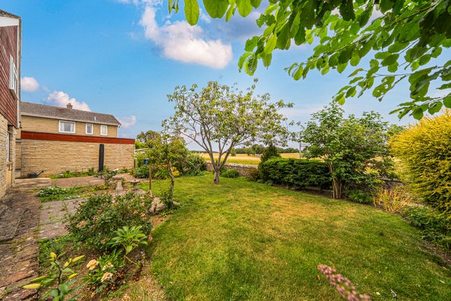 16, Park Close, Middleton Stoney photo 2