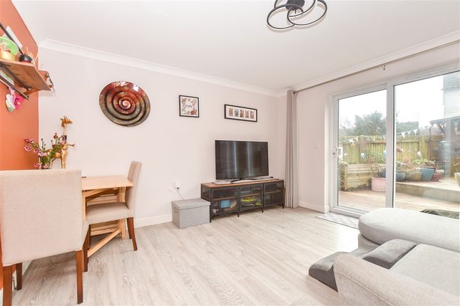Griffin Close, Ashford photo 3