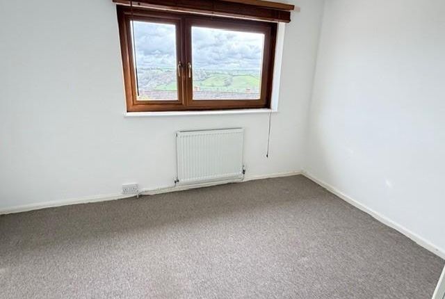 27, Ross Avenue, Carmarthen photo 3