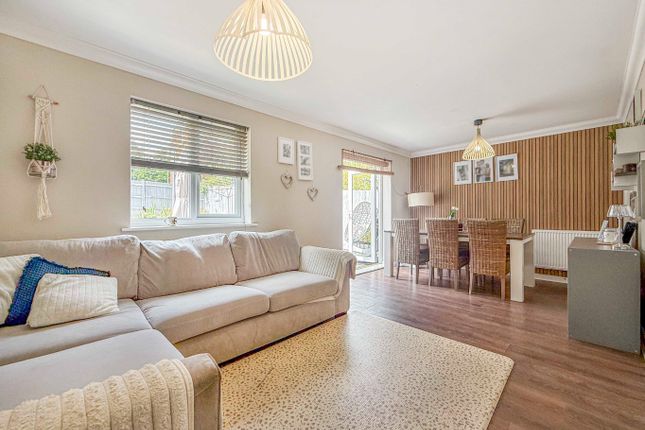 48 Ducketts Mead, Shinfield, Berkshire photo 3