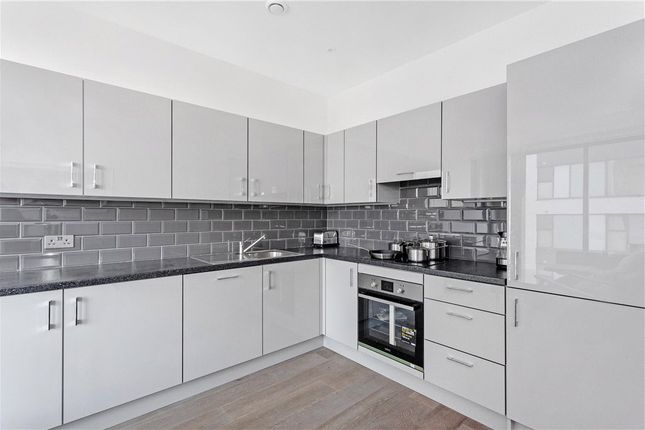6, Madison Heights, 2A, Milner Road, London photo 3