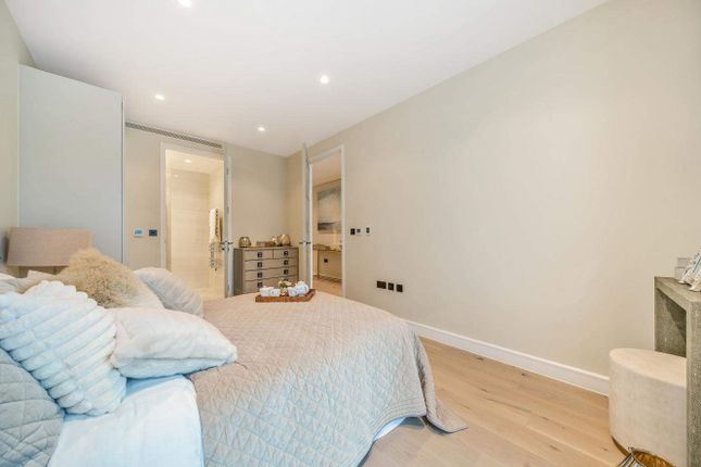 Flat for sale in St. Johns Wood Park, London