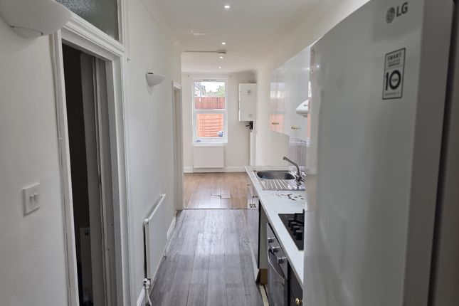 266C, High Road Leyton photo 4