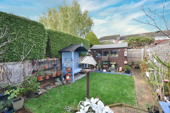 52, Avondale Close, Surrey photo 3