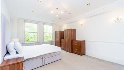 Flat to rent in Park Road, London